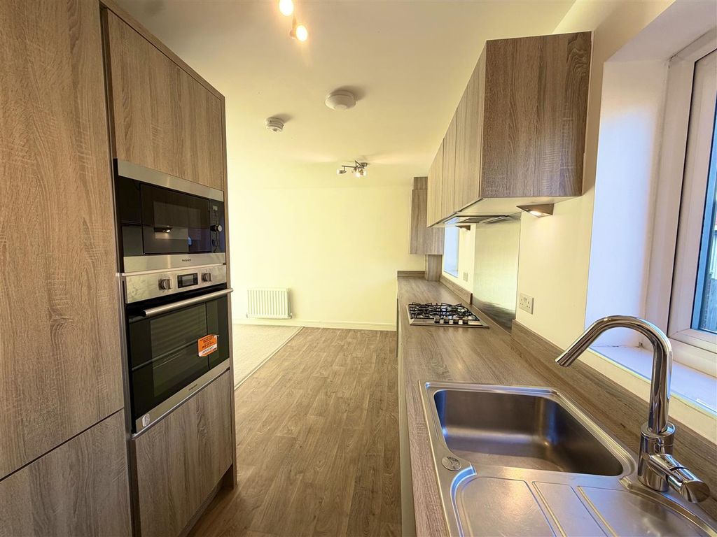 Property photo 3 of 10 Kitchen