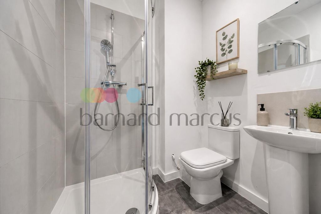 Property photo 3 of 9 Bathroom