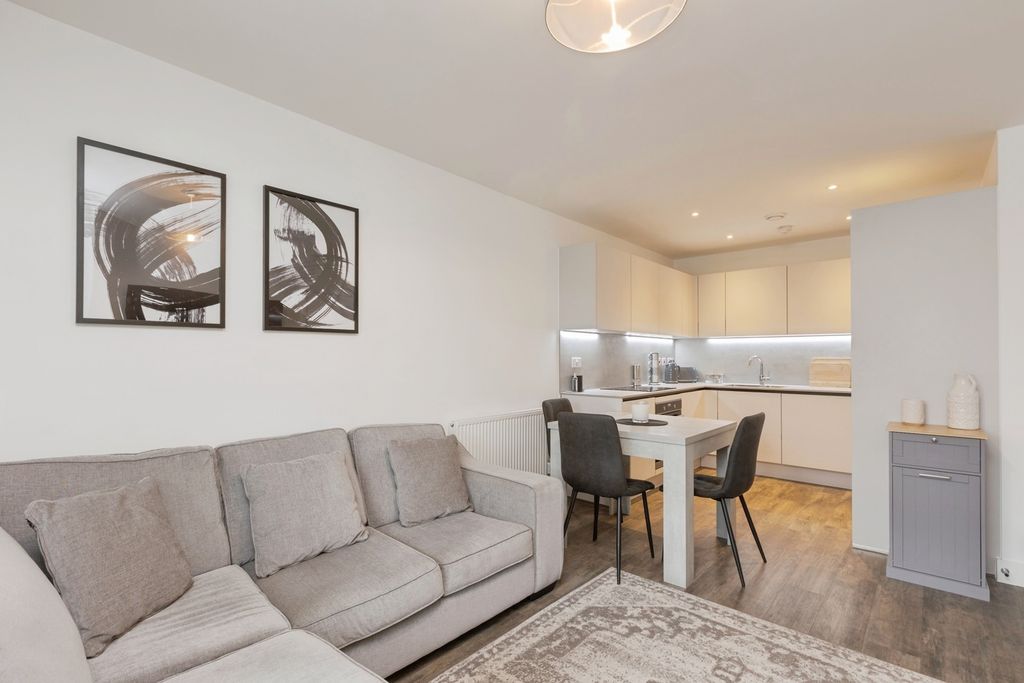 Property photo 3 of 16 Lounge