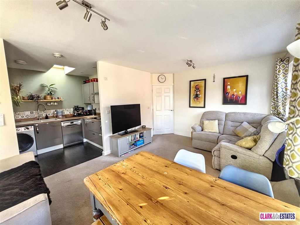 Property photo 2 of 12 Lounge