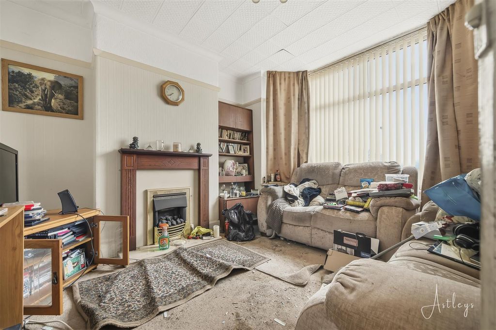 Property photo 2 of 8 Lounge