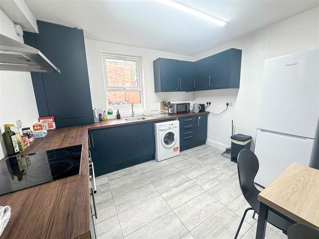 Property photo 3 of 6 Kitchen 1.Jpg