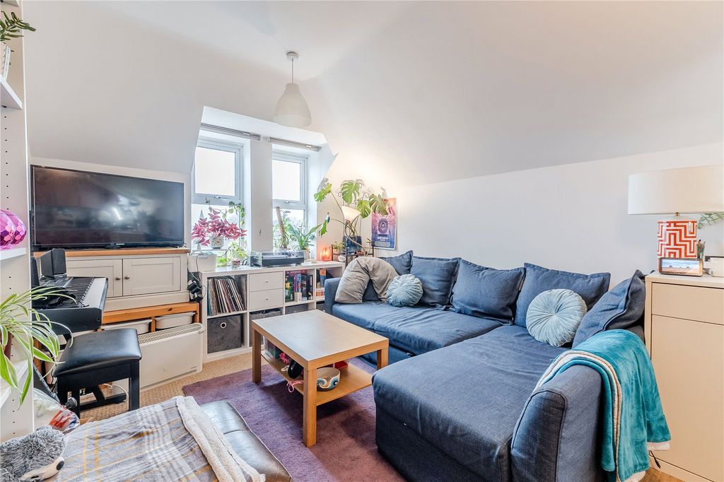 Property photo 2 of 12 Lounge