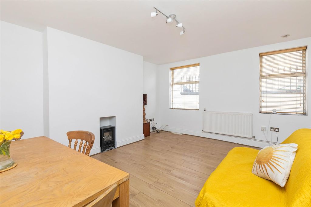 Property photo 2 of 8 Roundhill Crescent-9.Jpg