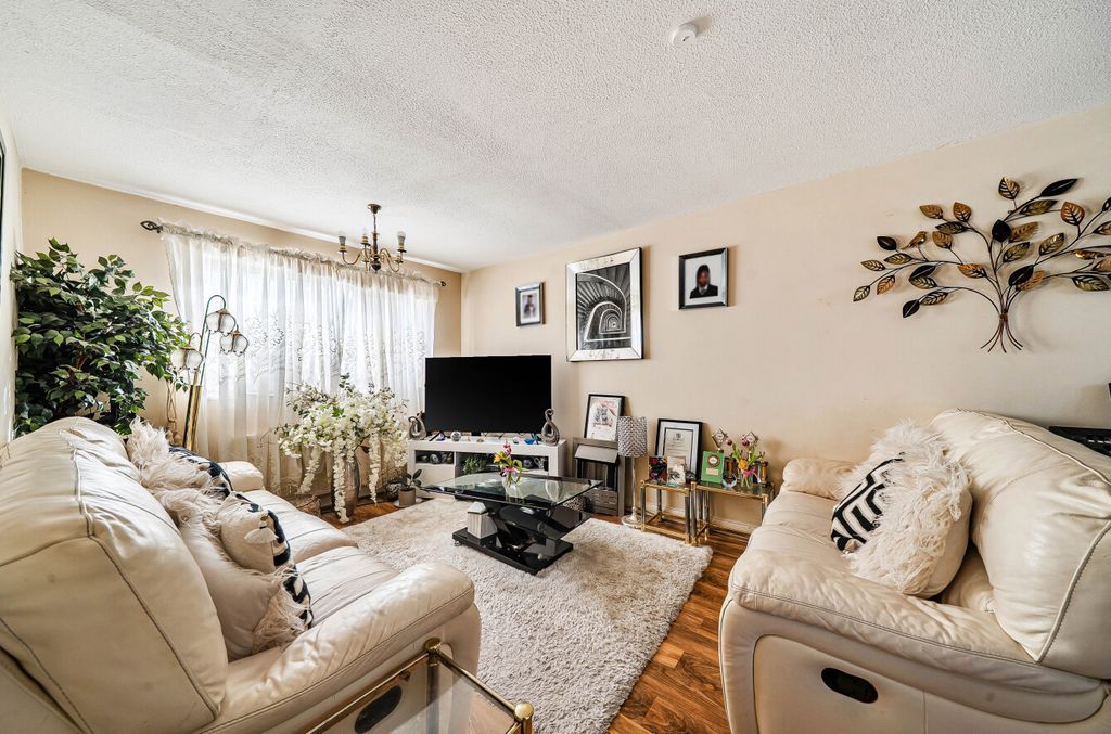 Property photo 2 of 18 1422483-4-69c5Aad...