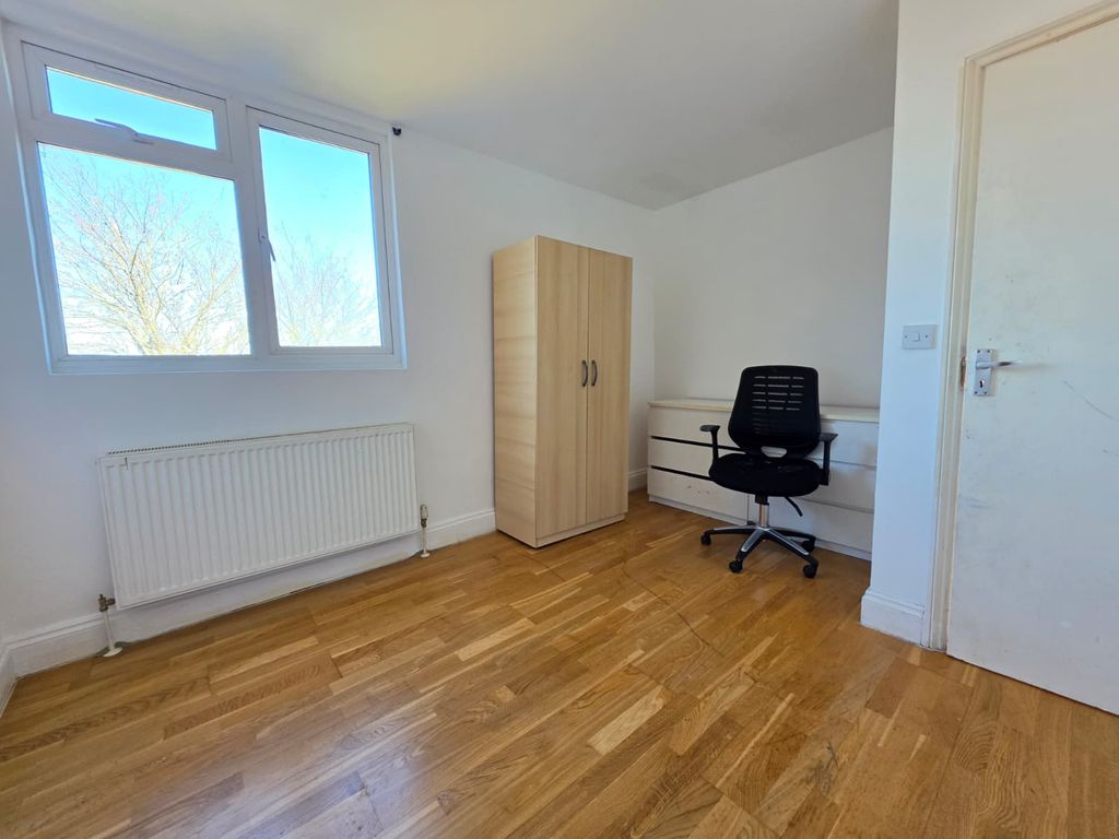 Property photo 1 of 7 2 Bedroom Flat, Second Floor