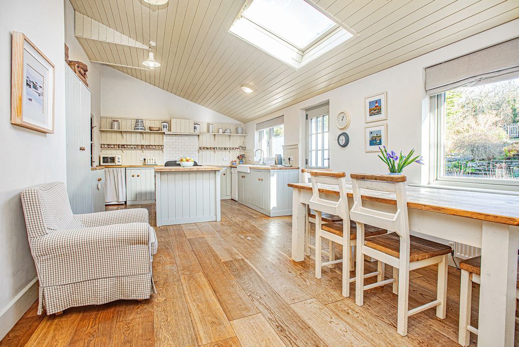 Property photo 2 of 34