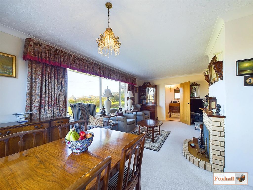 Property photo 3 of 40 Lounge