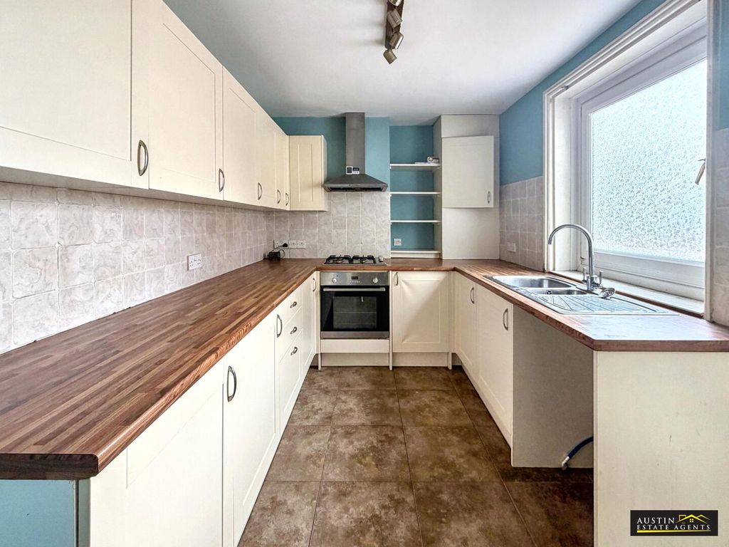 Property photo 3 of 9 Kitchen