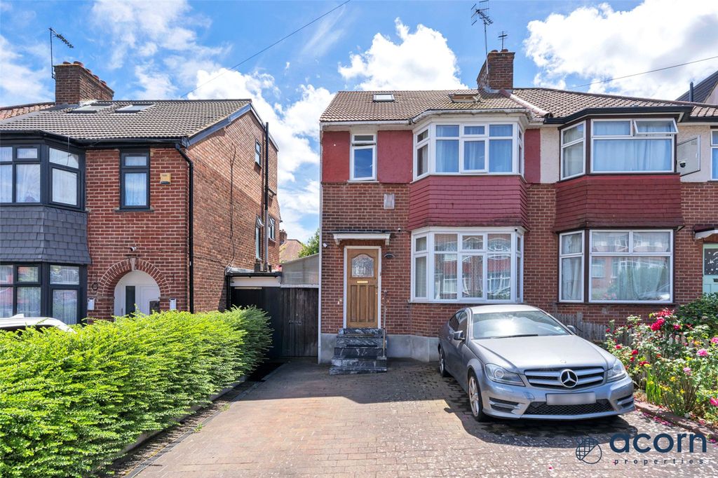 4 bed semi-detached house for saleSpringfield Mount, Kingsbury, London NW9
