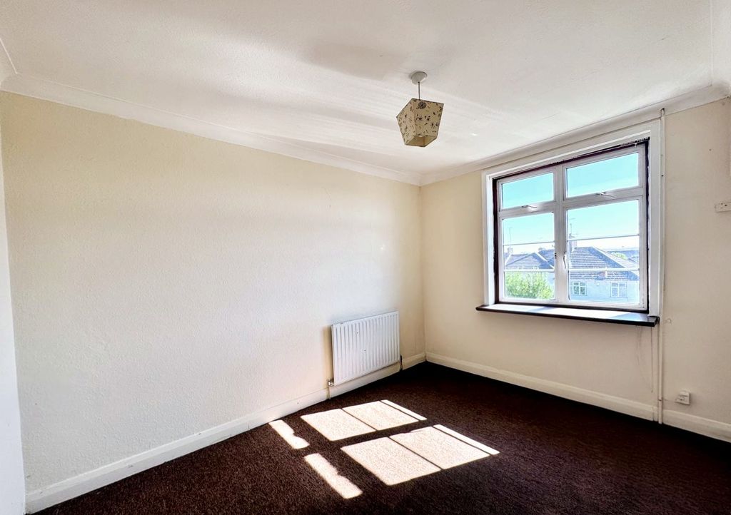 Property photo 2 of 7 177B Harrow Road (4)