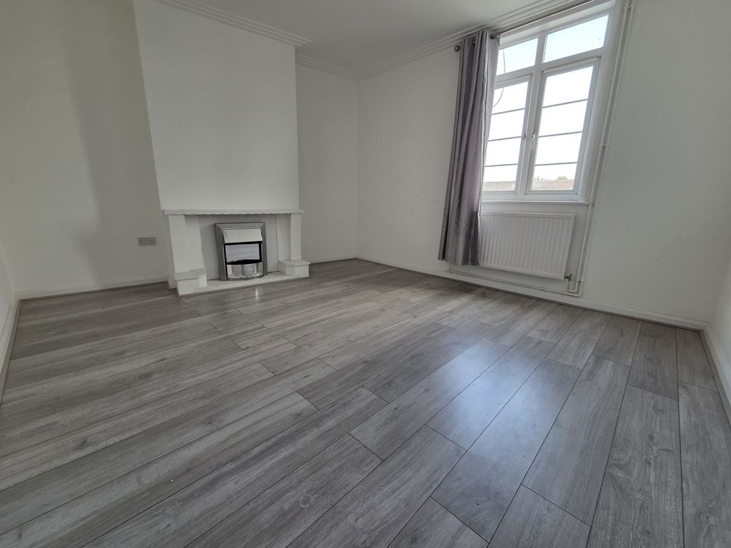 Property photo 1 of 9 2 Bed Flat To Rent Halliwick Court, North Finchley N12