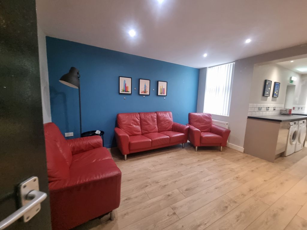 Property photo 1 of 9 Lounge