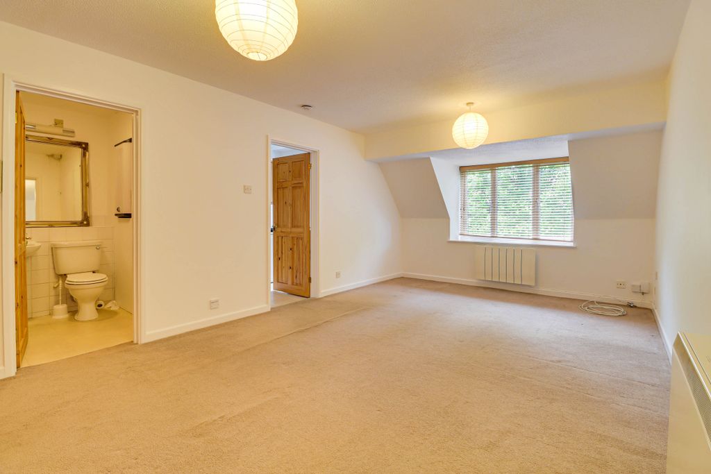 Property photo 3 of 9 Living Room/Bedroom