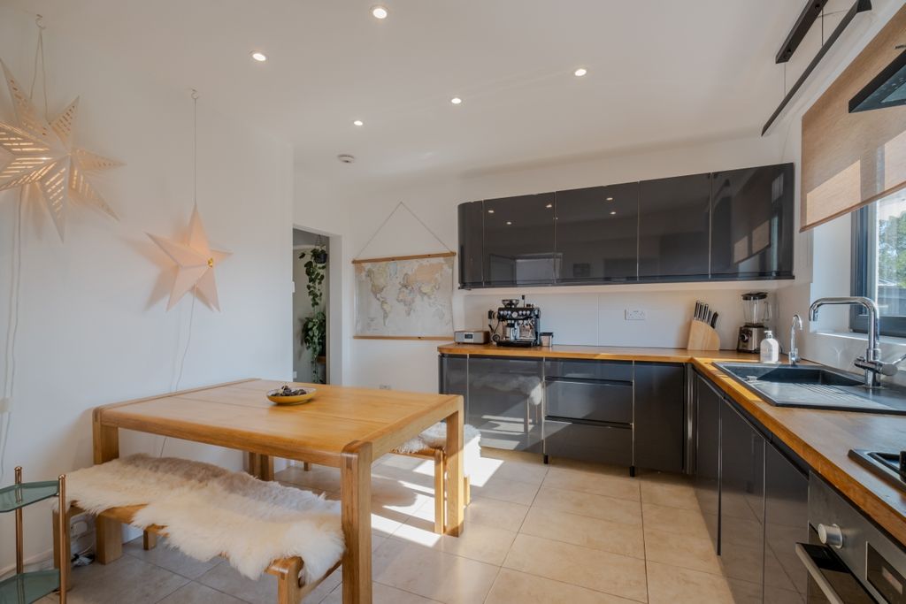 Property photo 3 of 30 8-Spurgeon-Avenue-30