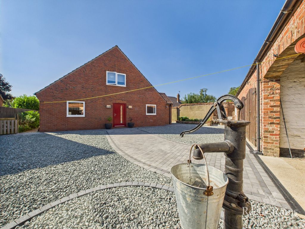 Property photo 1 of 35 Driveway/Courtyard