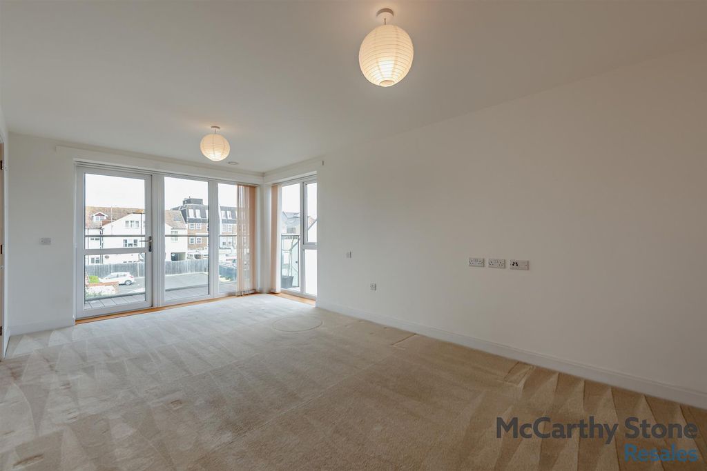 Property photo 3 of 16 8661856-Interior14-800.Jpg