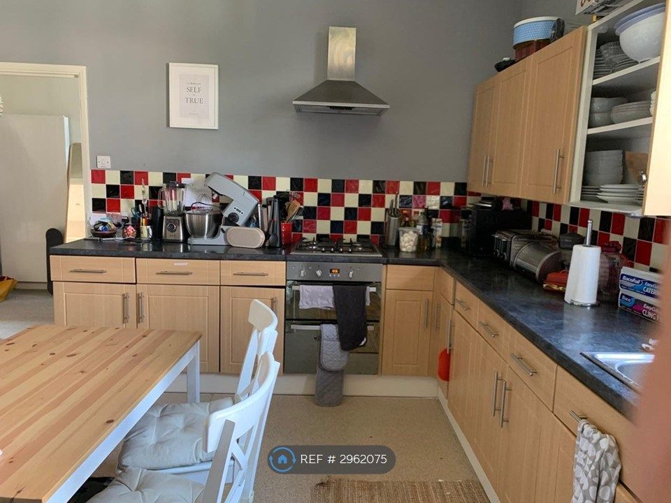 Property photo 3 of 8 Kitchen