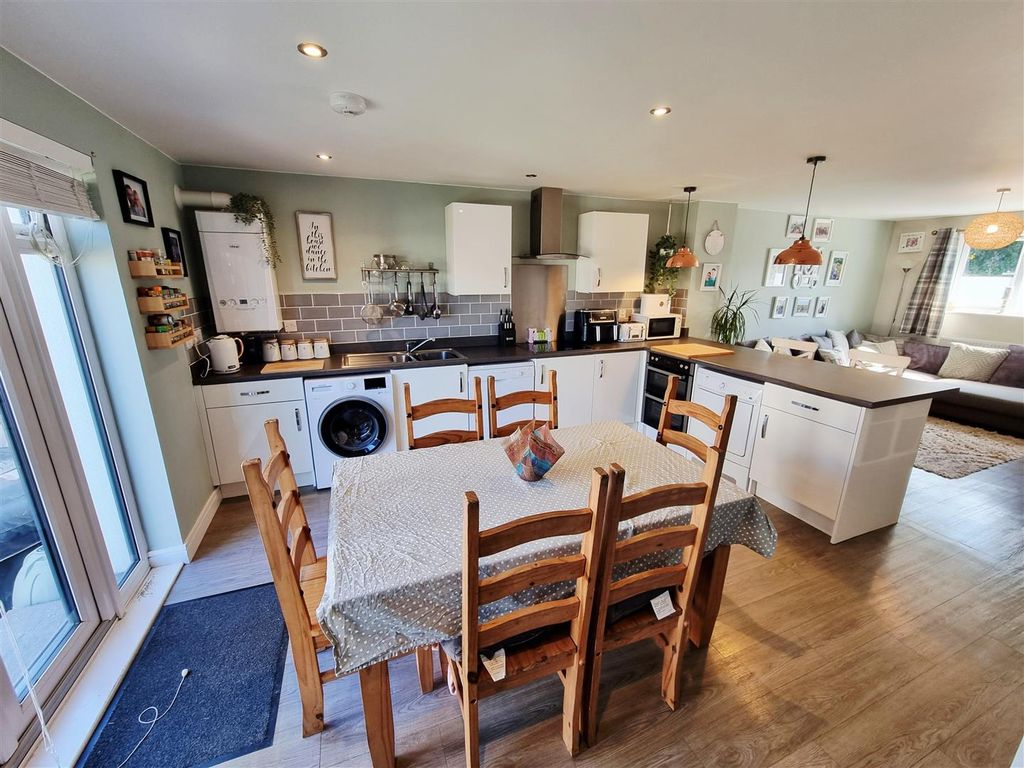 Property photo 2 of 11 Kitchen.Jpg