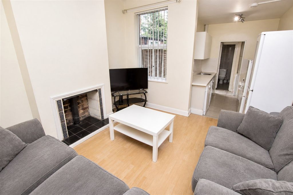 Property photo 1 of 11 Approach