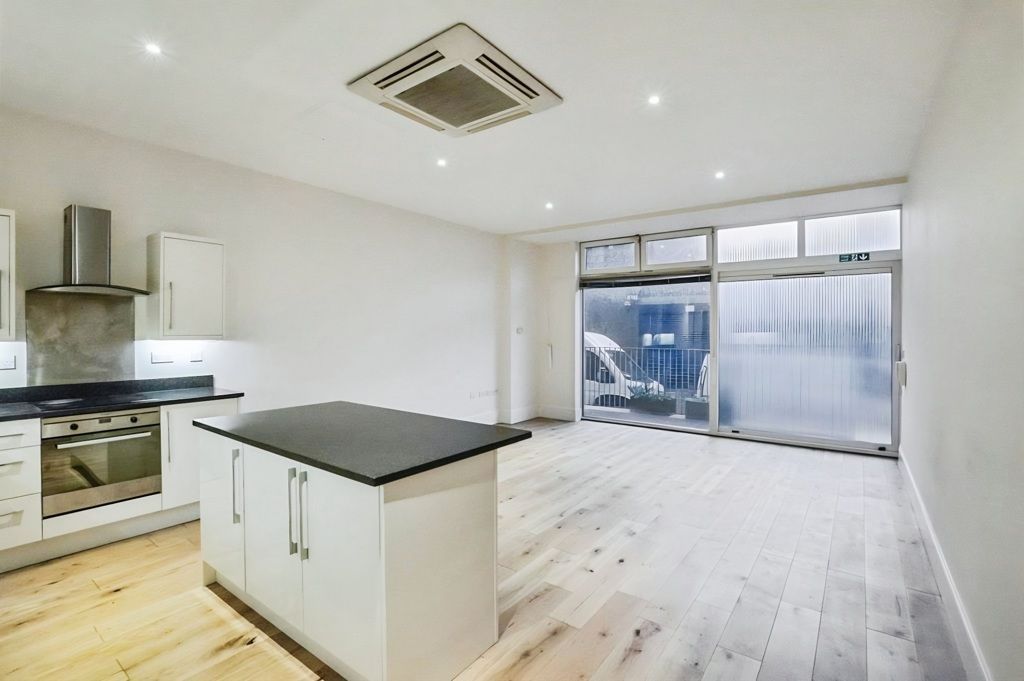 Property photo 1 of 6 Photo 5