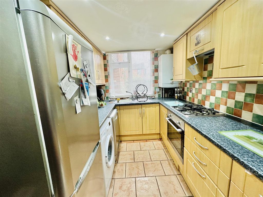 Property photo 3 of 8 Kitchen