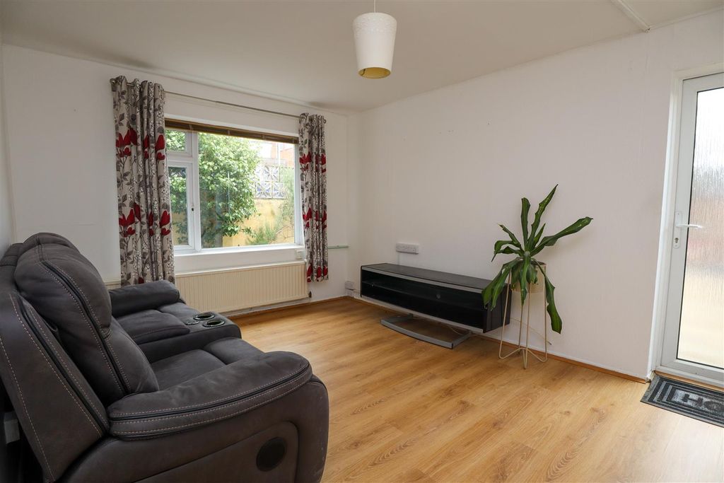 Property photo 3 of 7 Living Room