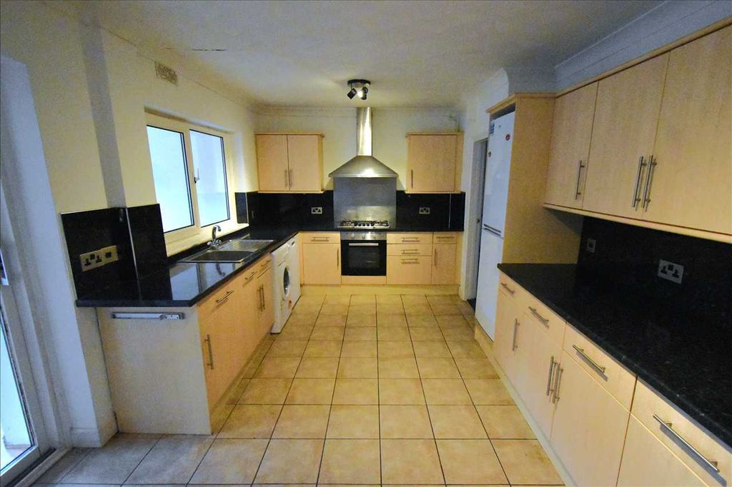 Property photo 2 of 8 Kitchen