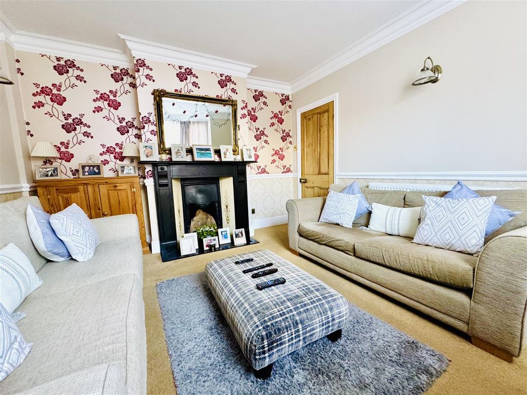 Property photo 2 of 18 Lounge: