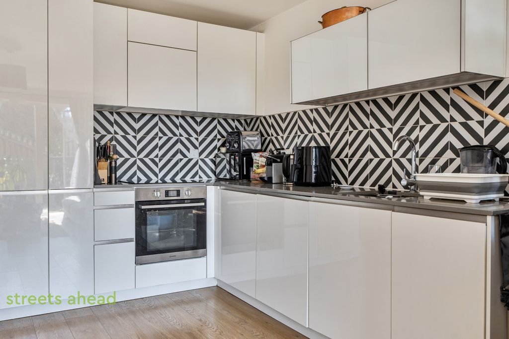 Property photo 3 of 16 Fb629512-A6c0-417...