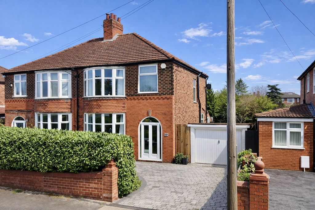 Property photo 1 of 11 Three Bedroom Semi-Detached