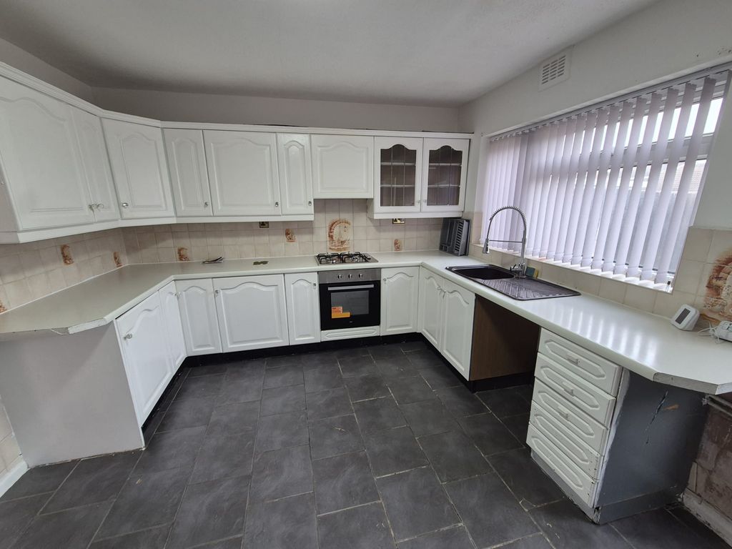 Property photo 3 of 12 Kitchen