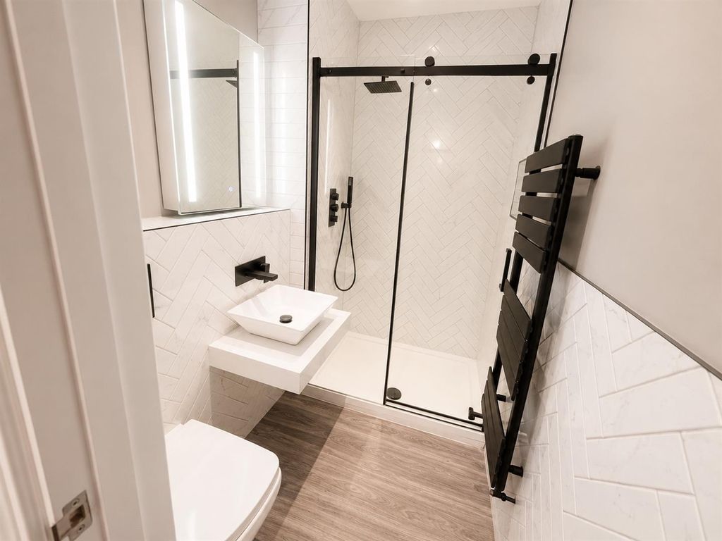 Property photo 2 of 5 Bathroom - F2 33 Duke St -2026.Jpg