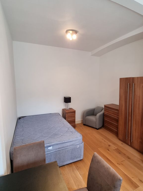 Property photo 2 of 5 Studio