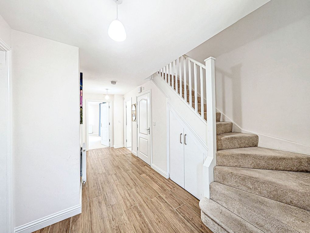 Property photo 3 of 26 Entrance Hall