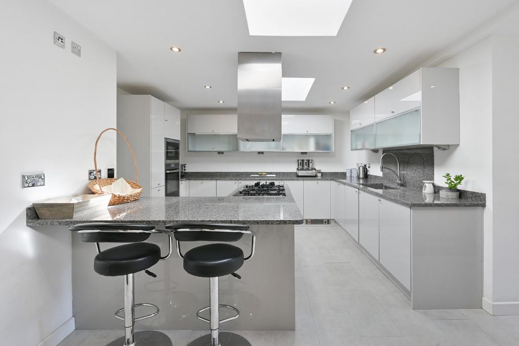 Property photo 2 of 21 Burgh Wood