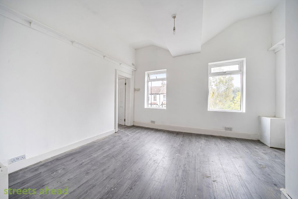 Property photo 2 of 8 4806Bdc5-1Ab3-4Bb...
