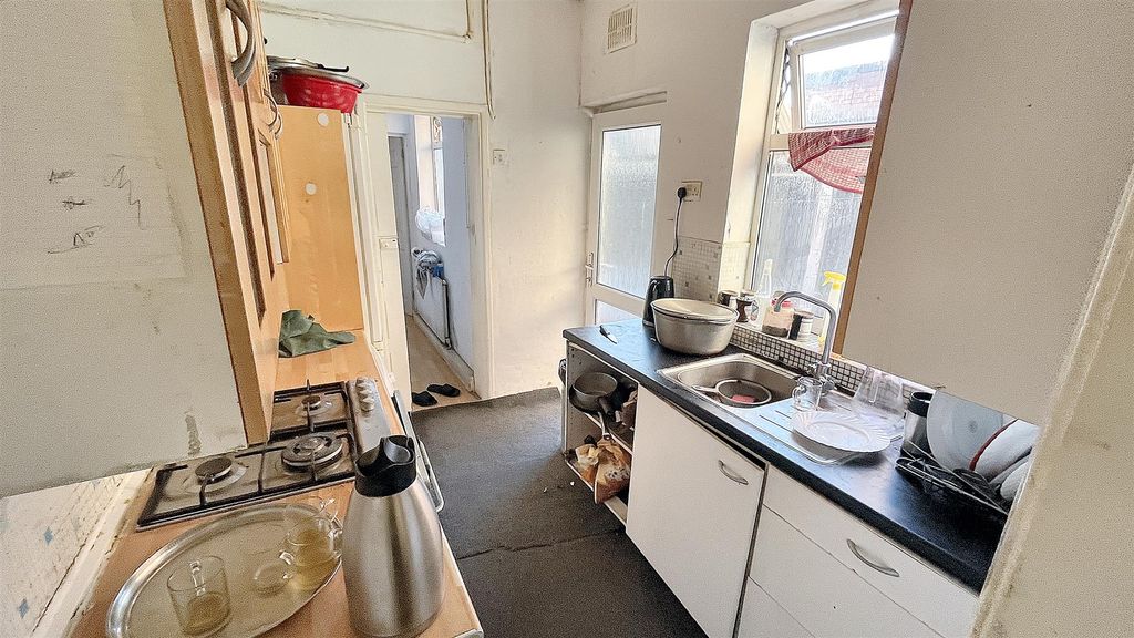 Property photo 2 of 7 Kitchen