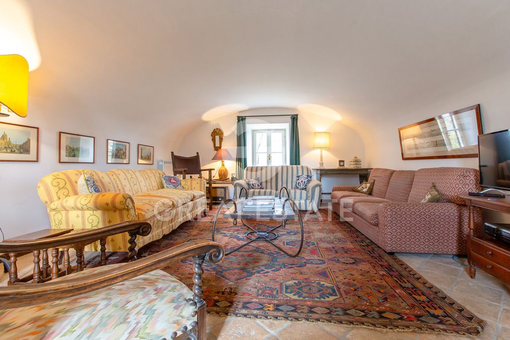 Property photo 2 of 70 Interiors