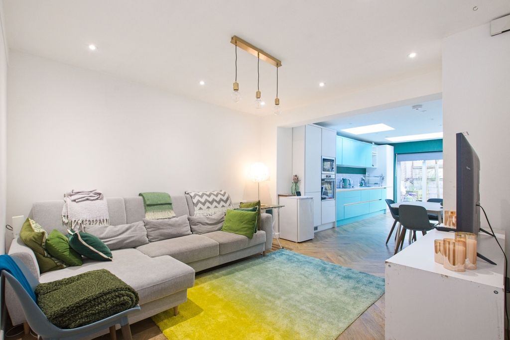 Property photo 1 of 10 Living Room