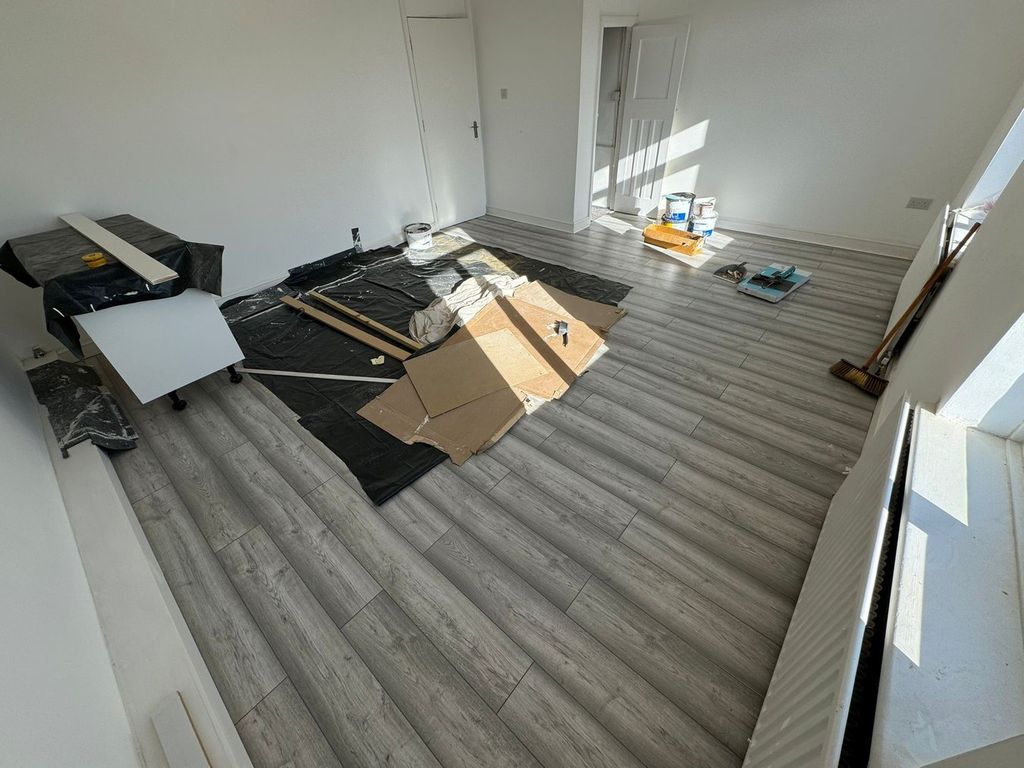 Property photo 3 of 8 Lounge