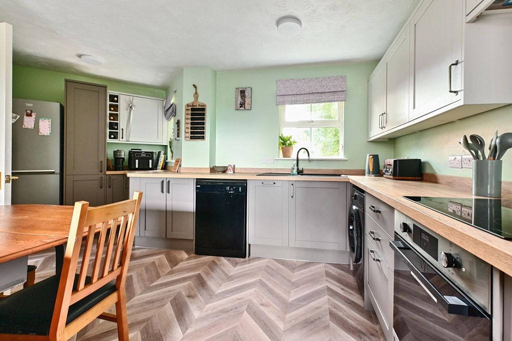 Property photo 3 of 9 Kitchen