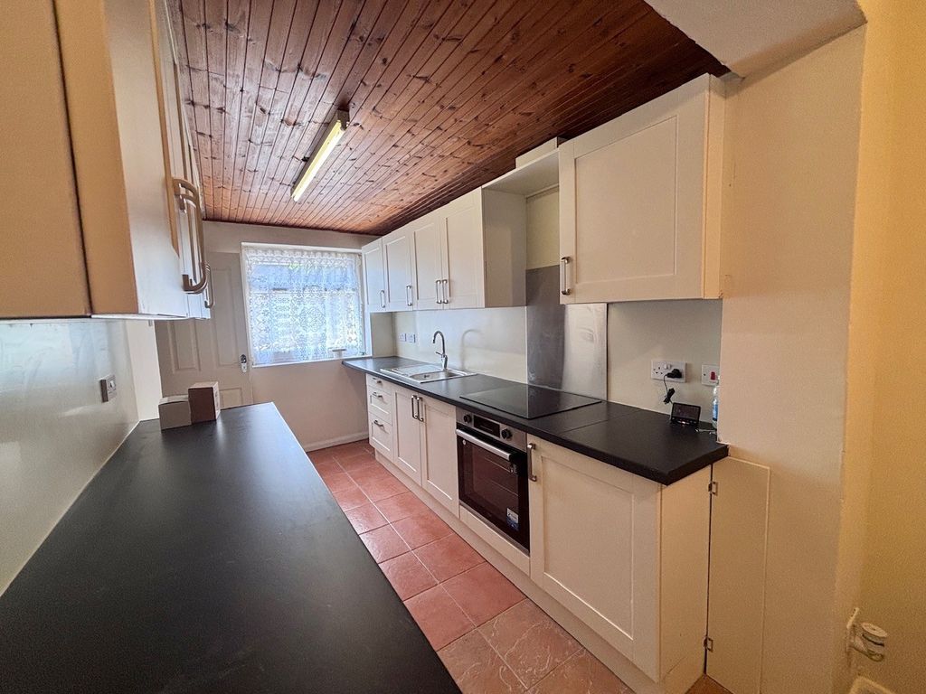 Property photo 3 of 7 Kitchen