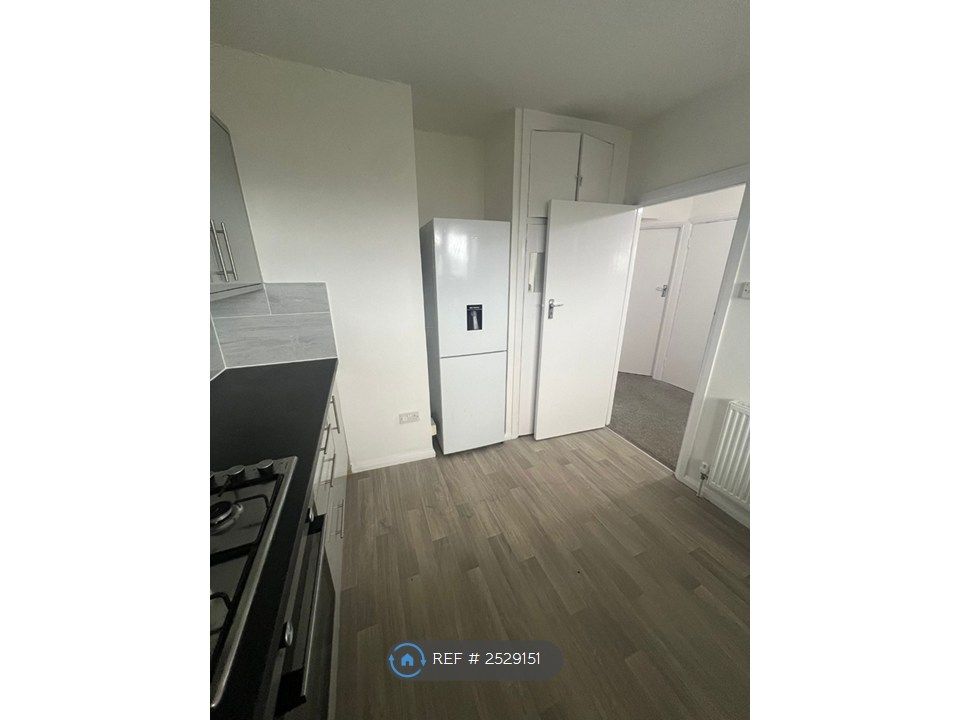 Property photo 3 of 11 Kitchen