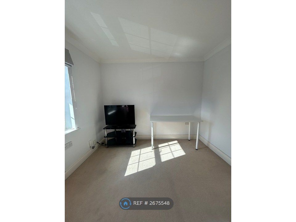 Property photo 3 of 8 Tv &amp; Desk