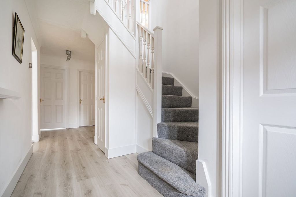 Property photo 2 of 27