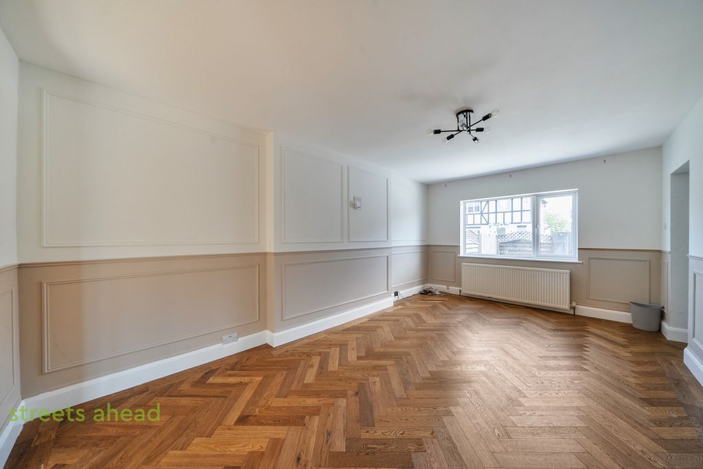 Property photo 2 of 20 Ffaa888F-9Aeb-492...