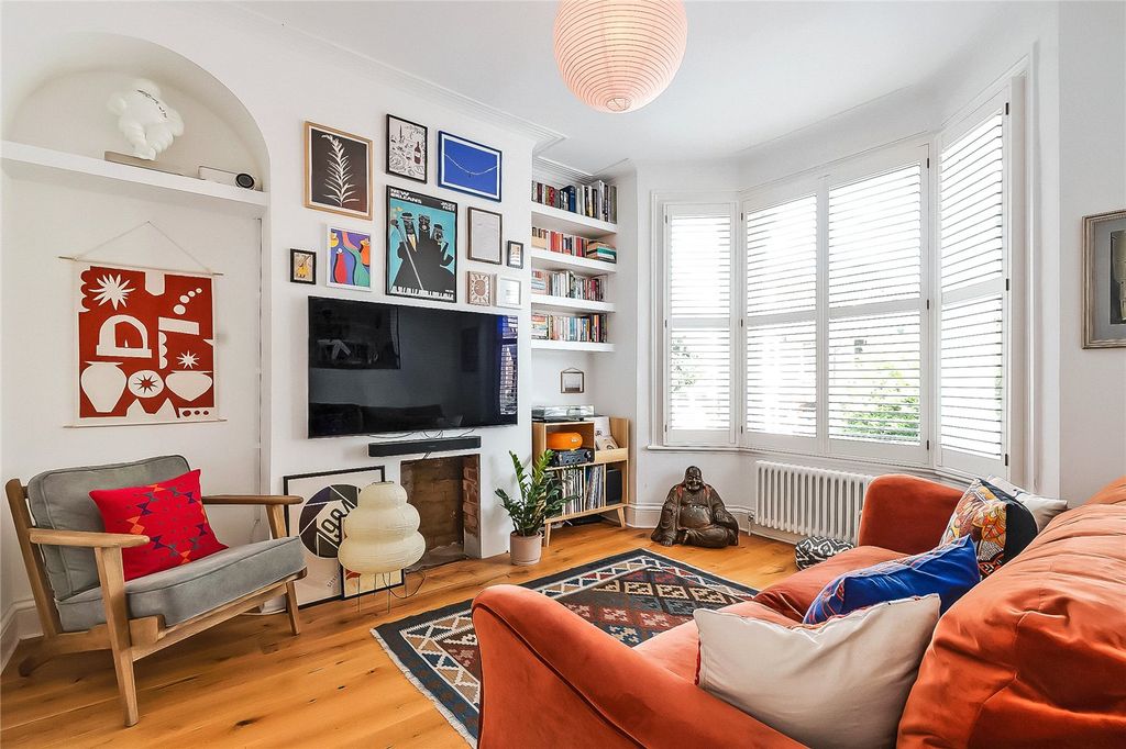 Property photo 1 of 12 Living Room