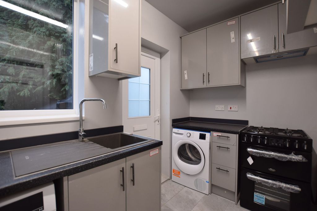 Property photo 3 of 10 Kitchen