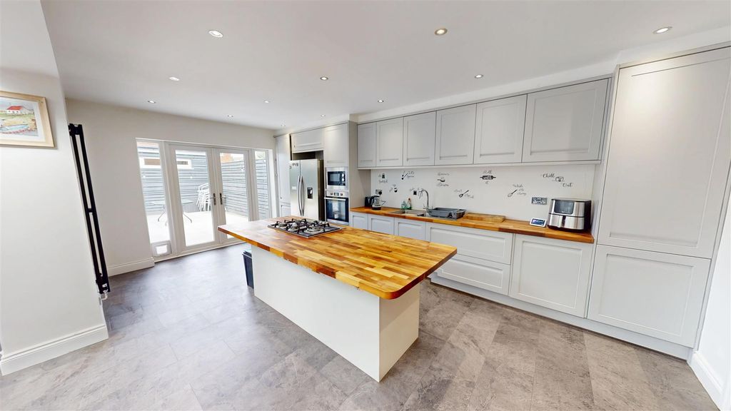 Property photo 2 of 58 Leach Lane Kitchen